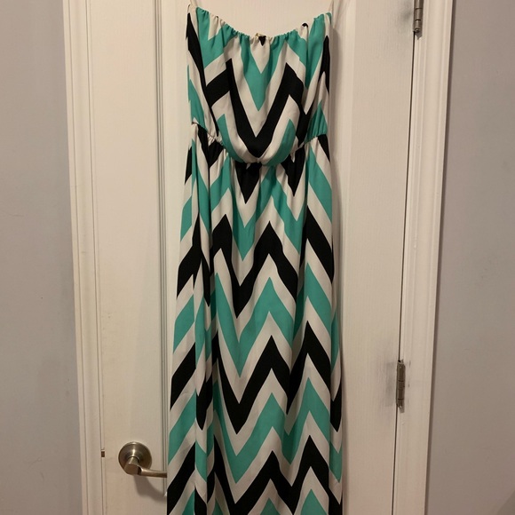 Chevron Maxi Dress - Picture 7 of 8